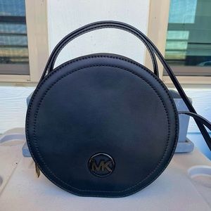Michael Kors Aidy Md Canteen Crossbody in Black